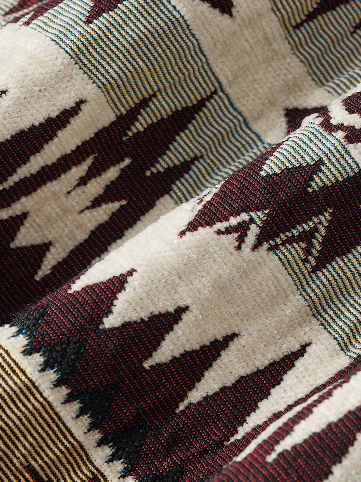 シェニール生地とインディアン柄ジャカード、古銅色ボタンのディテールアップ