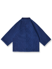 製品画像:
手作り藍染と刺子技法を融合したレトロなデザインのはんてん。伝統的な刺子生地に藍染めの手作業による色彩グラデーションが特徴で、優れた保温性を持つ550gのヘビーウェイト素材。
詳細画像:
藍染めと刺子技法で仕上げられたディテール。民族風の幾何学模様の内衬や、ボタンレスのシンプルなデザインが特徴。重ね着に最適なゆったりシルエット。
