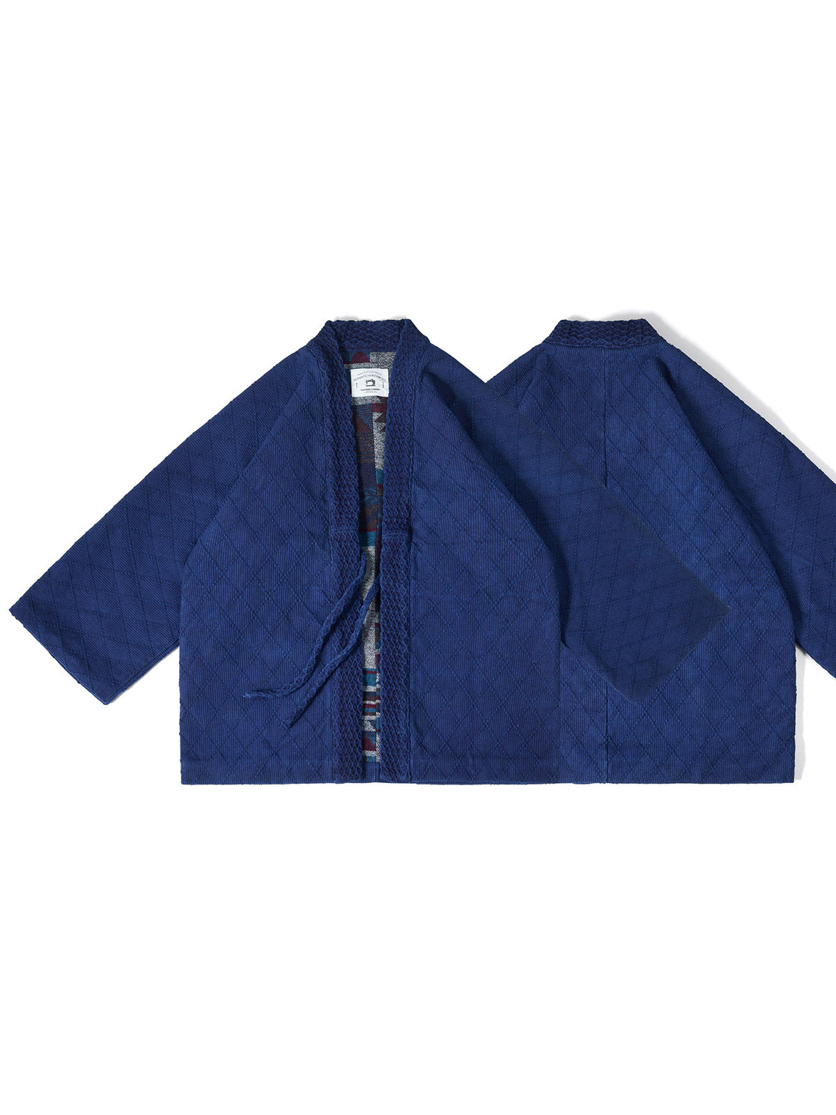 製品画像:
手作り藍染と刺子技法を融合したレトロなデザインのはんてん。伝統的な刺子生地に藍染めの手作業による色彩グラデーションが特徴で、優れた保温性を持つ550gのヘビーウェイト素材。
詳細画像:
藍染めと刺子技法で仕上げられたディテール。民族風の幾何学模様の内衬や、ボタンレスのシンプルなデザインが特徴。重ね着に最適なゆったりシルエット。