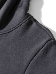 製品画像:
「スエード調パッチデザインとヘビーフリース素材が特徴のパッチワーク パーカーの正面全体展示図。360gの厚手素材が重厚感と快適な着心地を提供し、ルーズフィットのシルエットが動きやすさを実現。」
詳細画像:
「パッチワーク パーカーのディテールクローズアップ。袖部分のスエード調パッチと、360gのヘビーフリース生地の質感を強調。ヴィンテージなディテールと高品質な刺繍が特徴で、視覚的なレイヤード感を演出。」