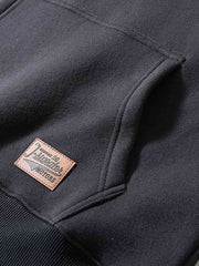 製品画像:
「スエード調パッチデザインとヘビーフリース素材が特徴のパッチワーク パーカーの正面全体展示図。360gの厚手素材が重厚感と快適な着心地を提供し、ルーズフィットのシルエットが動きやすさを実現。」
詳細画像:
「パッチワーク パーカーのディテールクローズアップ。袖部分のスエード調パッチと、360gのヘビーフリース生地の質感を強調。ヴィンテージなディテールと高品質な刺繍が特徴で、視覚的なレイヤード感を演出。」