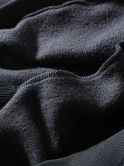 製品画像:
「スエード調パッチデザインとヘビーフリース素材が特徴のパッチワーク パーカーの正面全体展示図。360gの厚手素材が重厚感と快適な着心地を提供し、ルーズフィットのシルエットが動きやすさを実現。」
詳細画像:
「パッチワーク パーカーのディテールクローズアップ。袖部分のスエード調パッチと、360gのヘビーフリース生地の質感を強調。ヴィンテージなディテールと高品質な刺繍が特徴で、視覚的なレイヤード感を演出。」