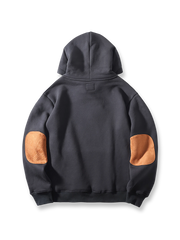 製品画像:
「スエード調パッチデザインとヘビーフリース素材が特徴のパッチワーク パーカーの正面全体展示図。360gの厚手素材が重厚感と快適な着心地を提供し、ルーズフィットのシルエットが動きやすさを実現。」
詳細画像:
「パッチワーク パーカーのディテールクローズアップ。袖部分のスエード調パッチと、360gのヘビーフリース生地の質感を強調。ヴィンテージなディテールと高品質な刺繍が特徴で、視覚的なレイヤード感を演出。」