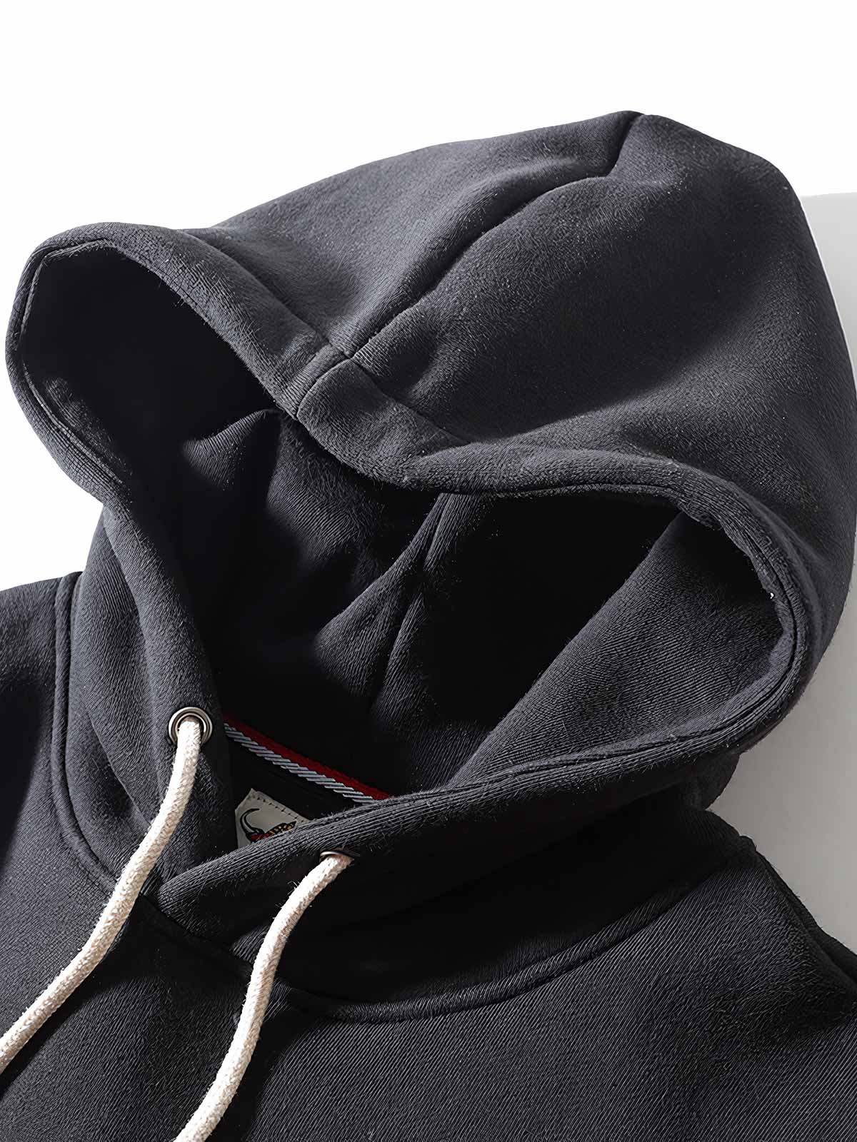 製品画像:
「スエード調パッチデザインとヘビーフリース素材が特徴のパッチワーク パーカーの正面全体展示図。360gの厚手素材が重厚感と快適な着心地を提供し、ルーズフィットのシルエットが動きやすさを実現。」
詳細画像:
「パッチワーク パーカーのディテールクローズアップ。袖部分のスエード調パッチと、360gのヘビーフリース生地の質感を強調。ヴィンテージなディテールと高品質な刺繍が特徴で、視覚的なレイヤード感を演出。」