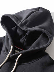 製品画像:
「スエード調パッチデザインとヘビーフリース素材が特徴のパッチワーク パーカーの正面全体展示図。360gの厚手素材が重厚感と快適な着心地を提供し、ルーズフィットのシルエットが動きやすさを実現。」
詳細画像:
「パッチワーク パーカーのディテールクローズアップ。袖部分のスエード調パッチと、360gのヘビーフリース生地の質感を強調。ヴィンテージなディテールと高品質な刺繍が特徴で、視覚的なレイヤード感を演出。」