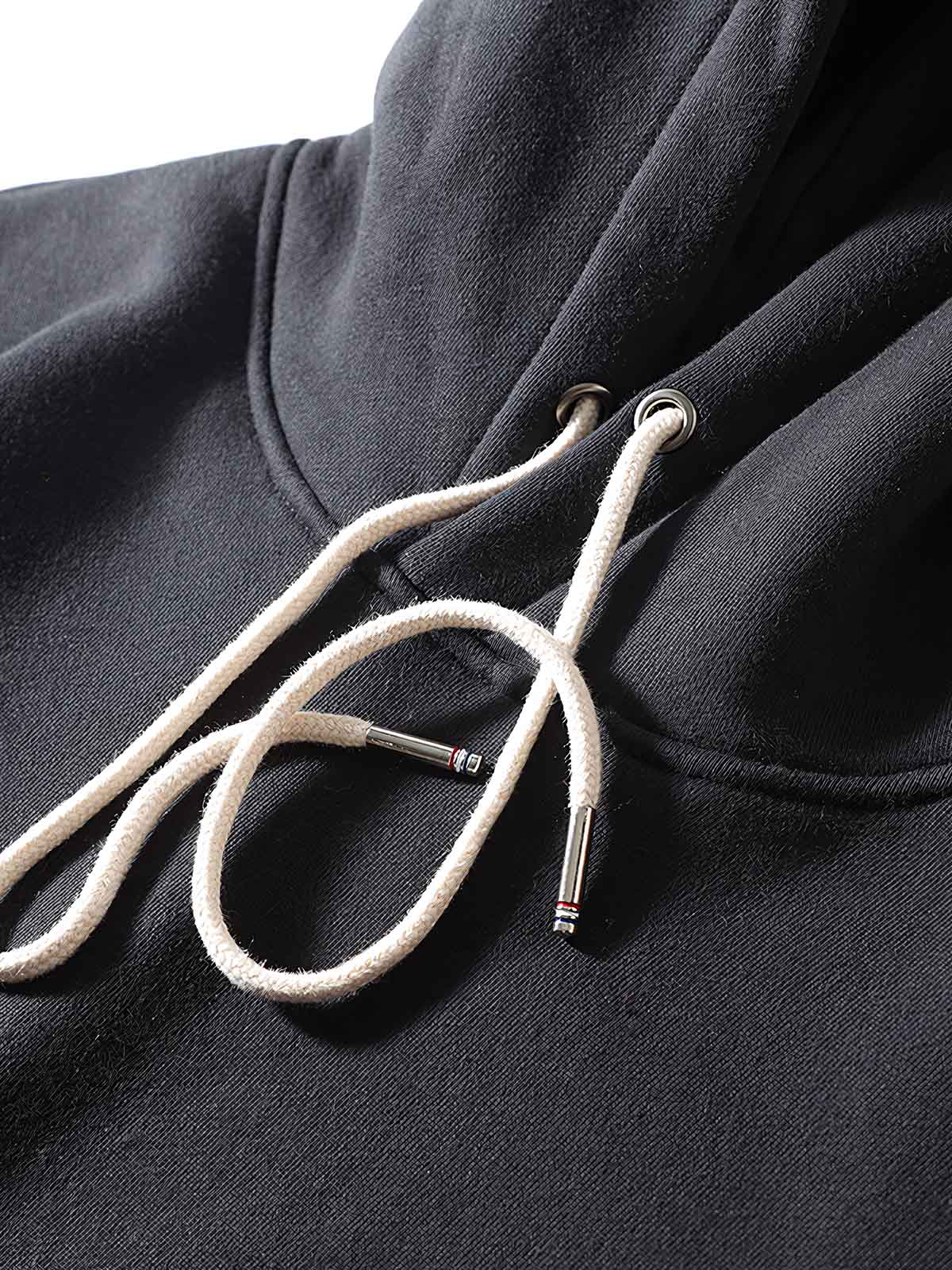 製品画像:
「スエード調パッチデザインとヘビーフリース素材が特徴のパッチワーク パーカーの正面全体展示図。360gの厚手素材が重厚感と快適な着心地を提供し、ルーズフィットのシルエットが動きやすさを実現。」
詳細画像:
「パッチワーク パーカーのディテールクローズアップ。袖部分のスエード調パッチと、360gのヘビーフリース生地の質感を強調。ヴィンテージなディテールと高品質な刺繍が特徴で、視覚的なレイヤード感を演出。」