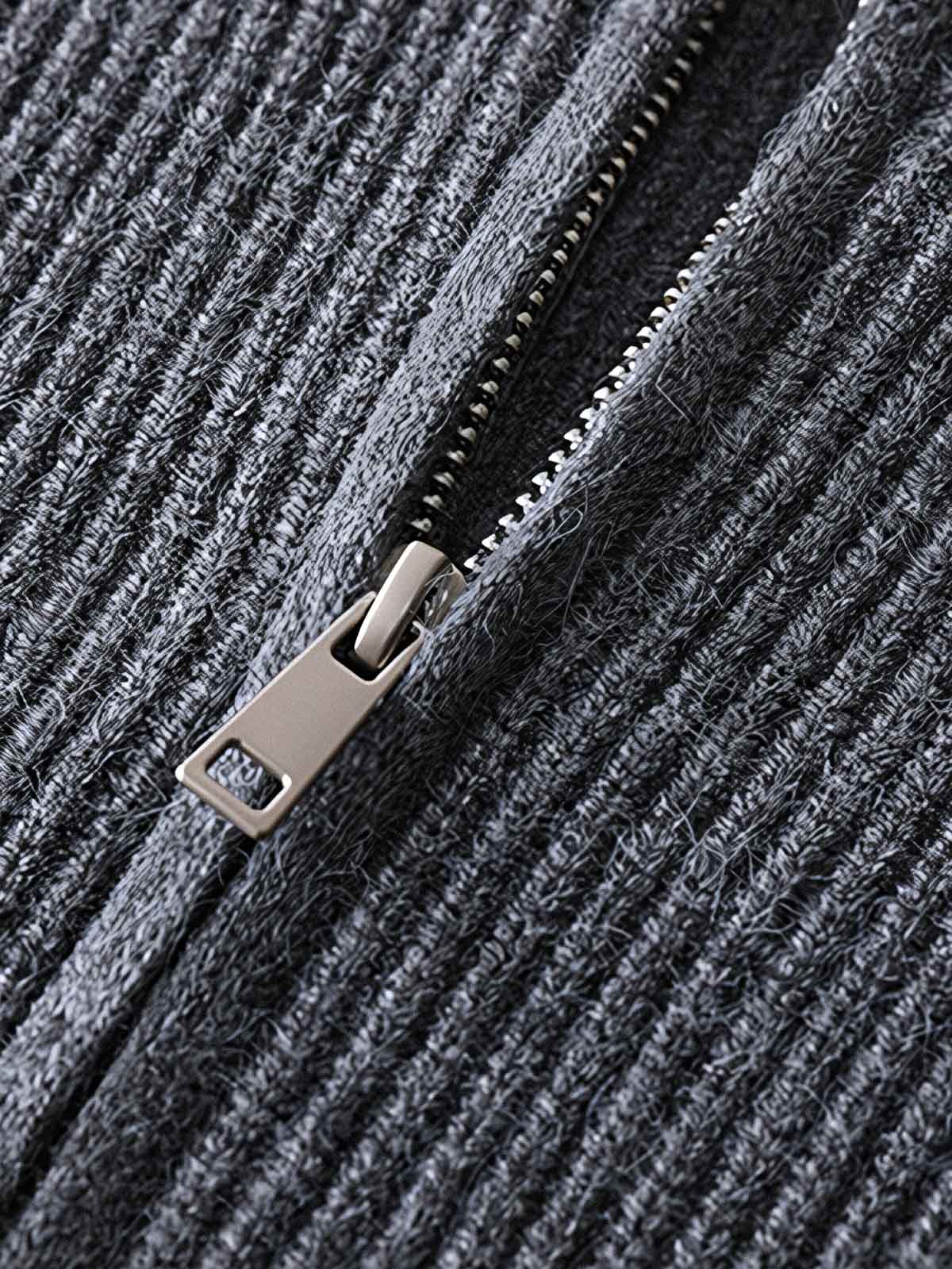 製品画像
"レザーラベル ハーフジップ ハイネック ニット、シンプルで上品なデザイン、精巧な立ち襟とハーフジップポロカラーで調整可能、リブ編みでフィット感と快適さを提供"
詳細画像
"レザーラベル ハーフジップ ハイネック ニットのディテール、二重リブ編みで暖かさを提供、袖口と裾のリブ編みが伸縮性を高め、レザーラベルがディテールに高級感を加えた洗練されたデザイン"