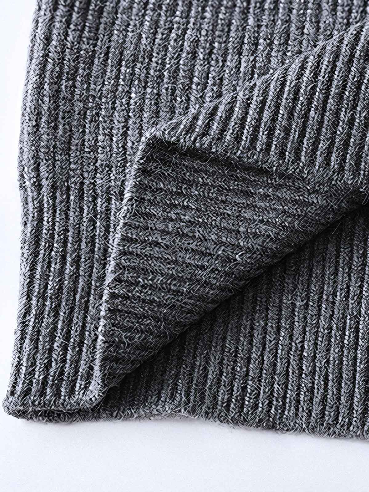 製品画像
"レザーラベル ハーフジップ ハイネック ニット、シンプルで上品なデザイン、精巧な立ち襟とハーフジップポロカラーで調整可能、リブ編みでフィット感と快適さを提供"
詳細画像
"レザーラベル ハーフジップ ハイネック ニットのディテール、二重リブ編みで暖かさを提供、袖口と裾のリブ編みが伸縮性を高め、レザーラベルがディテールに高級感を加えた洗練されたデザイン"