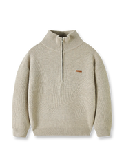 製品画像
"レザーラベル ハーフジップ ハイネック ニット、シンプルで上品なデザイン、精巧な立ち襟とハーフジップポロカラーで調整可能、リブ編みでフィット感と快適さを提供"
詳細画像
"レザーラベル ハーフジップ ハイネック ニットのディテール、二重リブ編みで暖かさを提供、袖口と裾のリブ編みが伸縮性を高め、レザーラベルがディテールに高級感を加えた洗練されたデザイン"