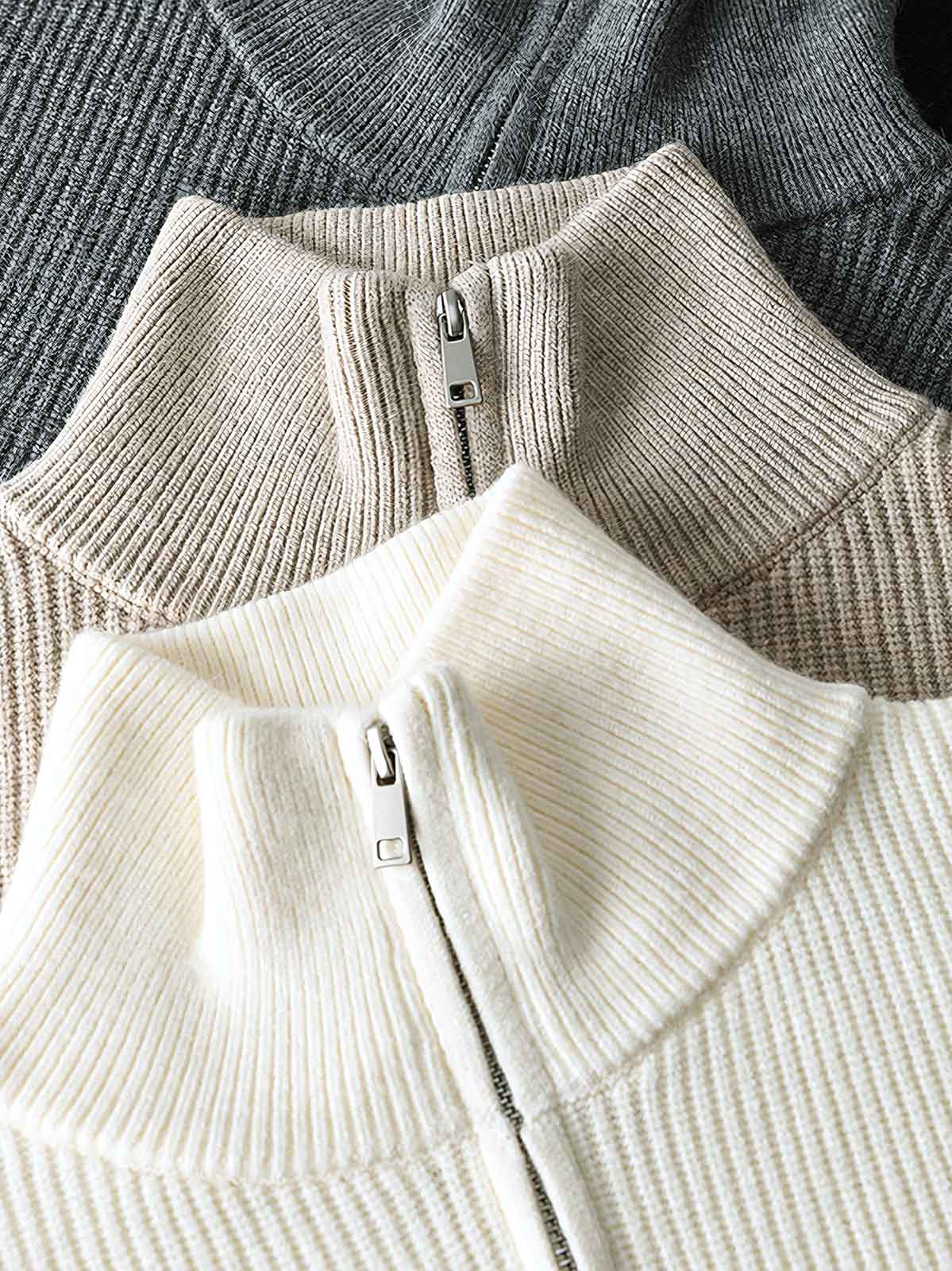 製品画像
"レザーラベル ハーフジップ ハイネック ニット、シンプルで上品なデザイン、精巧な立ち襟とハーフジップポロカラーで調整可能、リブ編みでフィット感と快適さを提供"
詳細画像
"レザーラベル ハーフジップ ハイネック ニットのディテール、二重リブ編みで暖かさを提供、袖口と裾のリブ編みが伸縮性を高め、レザーラベルがディテールに高級感を加えた洗練されたデザイン"