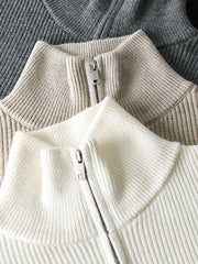 製品画像
"レザーラベル ハーフジップ ハイネック ニット、シンプルで上品なデザイン、精巧な立ち襟とハーフジップポロカラーで調整可能、リブ編みでフィット感と快適さを提供"
詳細画像
"レザーラベル ハーフジップ ハイネック ニットのディテール、二重リブ編みで暖かさを提供、袖口と裾のリブ編みが伸縮性を高め、レザーラベルがディテールに高級感を加えた洗練されたデザイン"