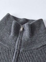 製品画像
"レザーラベル ハーフジップ ハイネック ニット、シンプルで上品なデザイン、精巧な立ち襟とハーフジップポロカラーで調整可能、リブ編みでフィット感と快適さを提供"
詳細画像
"レザーラベル ハーフジップ ハイネック ニットのディテール、二重リブ編みで暖かさを提供、袖口と裾のリブ編みが伸縮性を高め、レザーラベルがディテールに高級感を加えた洗練されたデザイン"