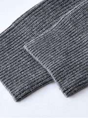 製品画像
"レザーラベル ハーフジップ ハイネック ニット、シンプルで上品なデザイン、精巧な立ち襟とハーフジップポロカラーで調整可能、リブ編みでフィット感と快適さを提供"
詳細画像
"レザーラベル ハーフジップ ハイネック ニットのディテール、二重リブ編みで暖かさを提供、袖口と裾のリブ編みが伸縮性を高め、レザーラベルがディテールに高級感を加えた洗練されたデザイン"