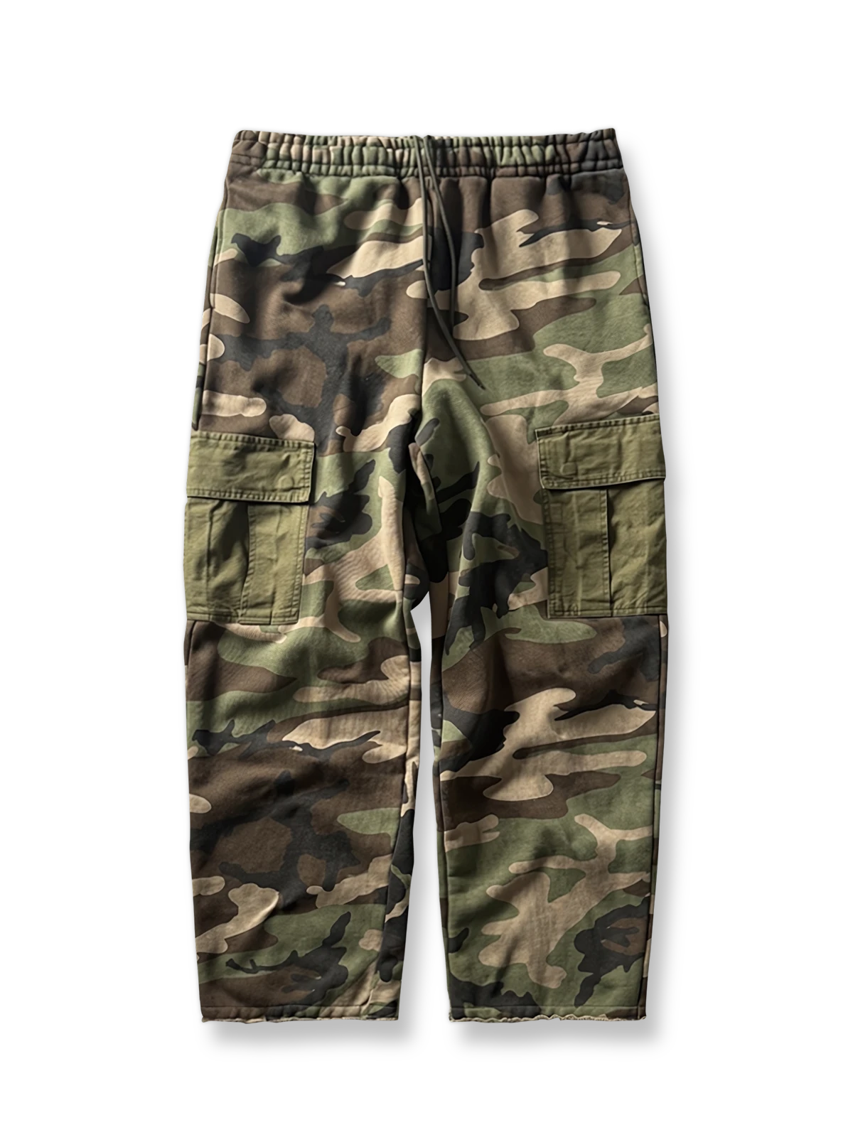 製品画像: 580gのヘビーウェイト素材を使用した起毛加厚の迷彩ワークパンツの正面画像、暖かさ、耐久性、そして多ポケットデザインが特徴。アウトドアやカジュアルシーンに最適。
詳細画像: 多ポケットデザインと迷彩のディテール画像、アウトドア活動やカジュアルコーディネートに最適。