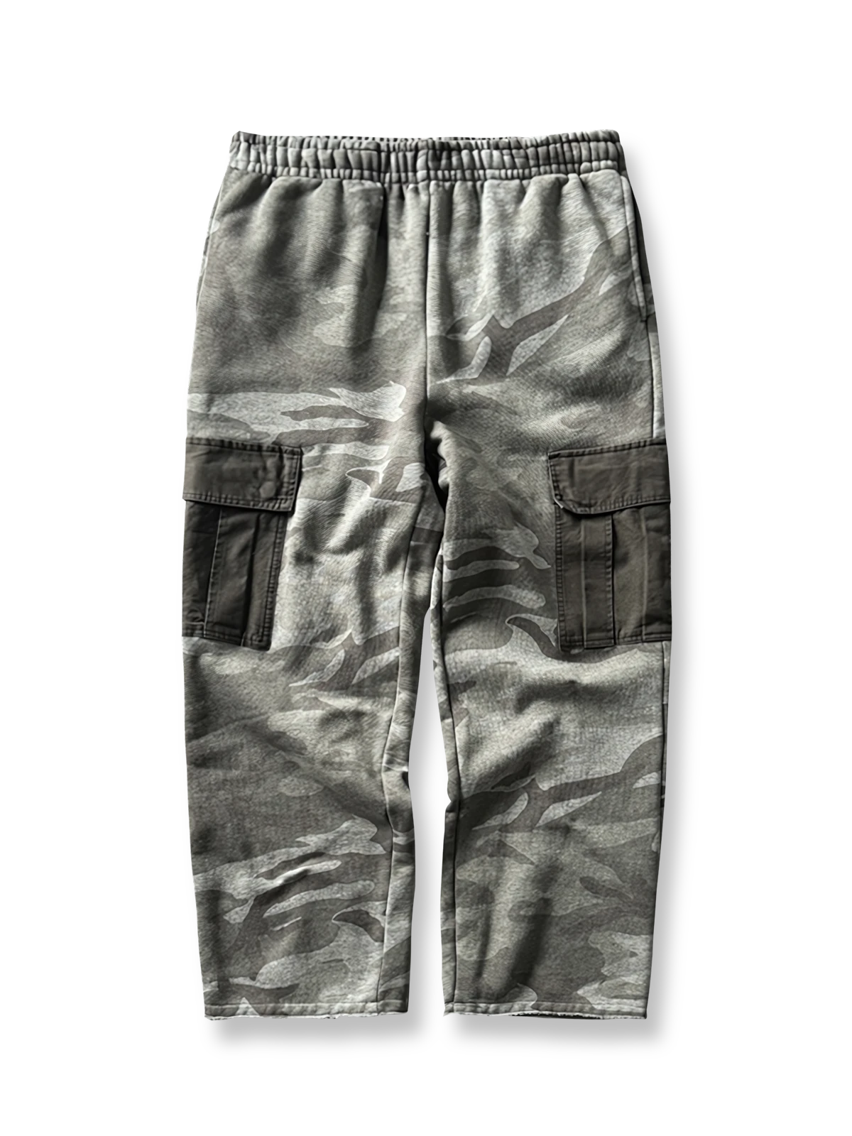 製品画像: 580gのヘビーウェイト素材を使用した起毛加厚の迷彩ワークパンツの正面画像、暖かさ、耐久性、そして多ポケットデザインが特徴。アウトドアやカジュアルシーンに最適。
詳細画像: 多ポケットデザインと迷彩のディテール画像、アウトドア活動やカジュアルコーディネートに最適。