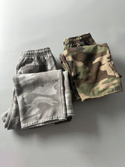 製品画像: 580gのヘビーウェイト素材を使用した起毛加厚の迷彩ワークパンツの正面画像、暖かさ、耐久性、そして多ポケットデザインが特徴。アウトドアやカジュアルシーンに最適。
詳細画像: 多ポケットデザインと迷彩のディテール画像、アウトドア活動やカジュアルコーディネートに最適。