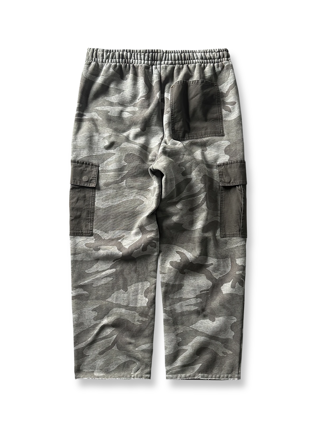 製品画像: 580gのヘビーウェイト素材を使用した起毛加厚の迷彩ワークパンツの正面画像、暖かさ、耐久性、そして多ポケットデザインが特徴。アウトドアやカジュアルシーンに最適。
詳細画像: 多ポケットデザインと迷彩のディテール画像、アウトドア活動やカジュアルコーディネートに最適。