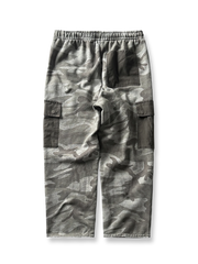 製品画像: 580gのヘビーウェイト素材を使用した起毛加厚の迷彩ワークパンツの正面画像、暖かさ、耐久性、そして多ポケットデザインが特徴。アウトドアやカジュアルシーンに最適。
詳細画像: 多ポケットデザインと迷彩のディテール画像、アウトドア活動やカジュアルコーディネートに最適。