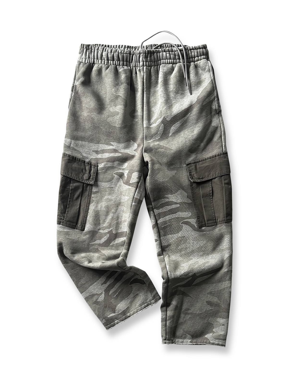 製品画像: 580gのヘビーウェイト素材を使用した起毛加厚の迷彩ワークパンツの正面画像、暖かさ、耐久性、そして多ポケットデザインが特徴。アウトドアやカジュアルシーンに最適。
詳細画像: 多ポケットデザインと迷彩のディテール画像、アウトドア活動やカジュアルコーディネートに最適。