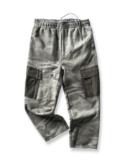 製品画像: 580gのヘビーウェイト素材を使用した起毛加厚の迷彩ワークパンツの正面画像、暖かさ、耐久性、そして多ポケットデザインが特徴。アウトドアやカジュアルシーンに最適。
詳細画像: 多ポケットデザインと迷彩のディテール画像、アウトドア活動やカジュアルコーディネートに最適。