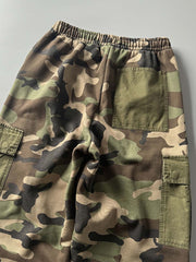 製品画像: 580gのヘビーウェイト素材を使用した起毛加厚の迷彩ワークパンツの正面画像、暖かさ、耐久性、そして多ポケットデザインが特徴。アウトドアやカジュアルシーンに最適。
詳細画像: 多ポケットデザインと迷彩のディテール画像、アウトドア活動やカジュアルコーディネートに最適。