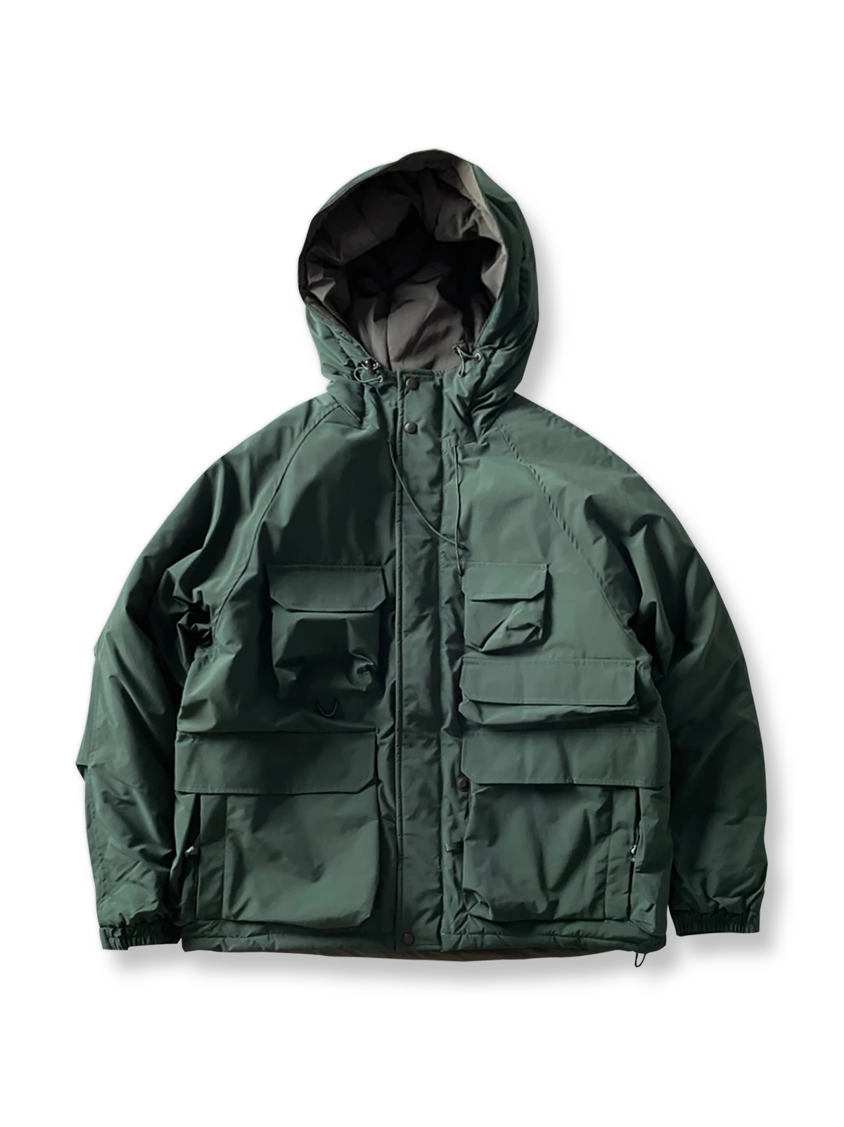 製品画像: 防水ヘビーボア付きアウトドアジャケットの正面画像、防寒性と多機能ポケットが特徴。
詳細画像: 多ポケットと防水素材のディテール画像、アウトドアでの利便性と耐久性を強調。