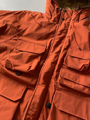 製品画像: 防水ヘビーボア付きアウトドアジャケットの正面画像、防寒性と多機能ポケットが特徴。
詳細画像: 多ポケットと防水素材のディテール画像、アウトドアでの利便性と耐久性を強調。