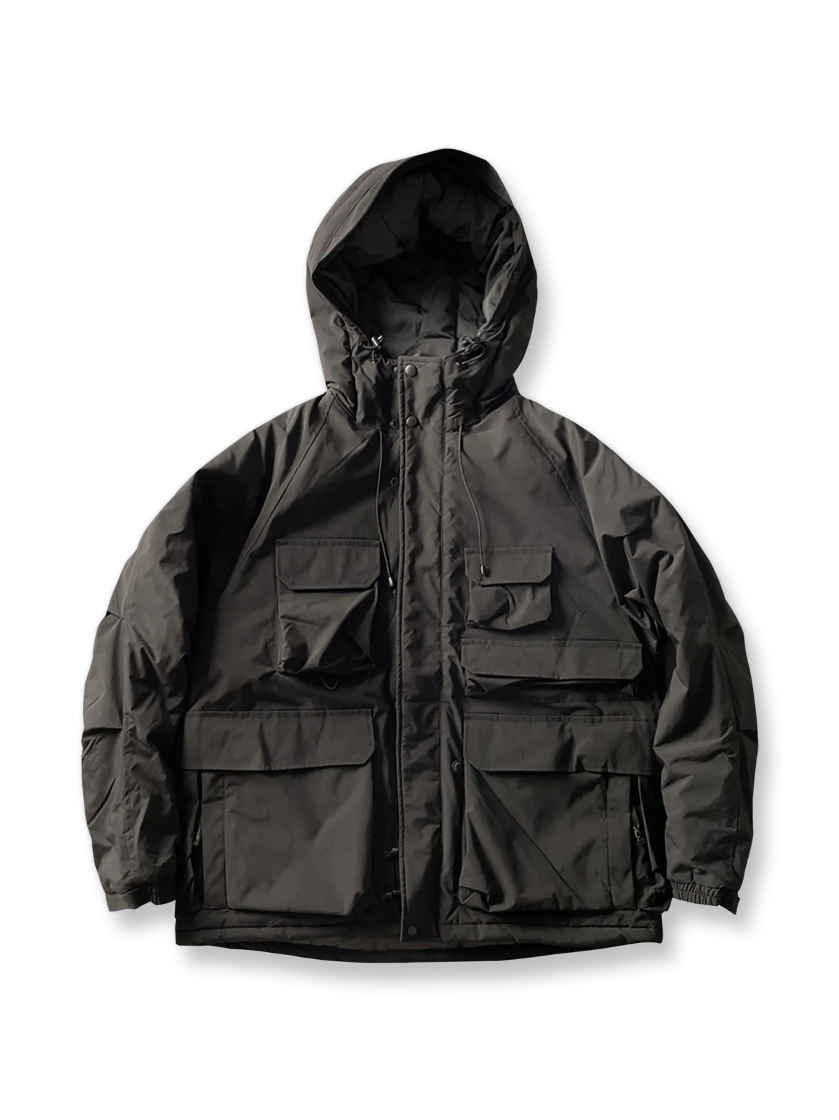 製品画像: 防水ヘビーボア付きアウトドアジャケットの正面画像、防寒性と多機能ポケットが特徴。
詳細画像: 多ポケットと防水素材のディテール画像、アウトドアでの利便性と耐久性を強調。