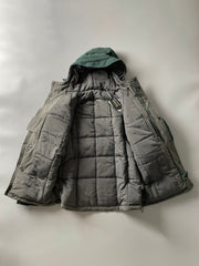 製品画像: 防水ヘビーボア付きアウトドアジャケットの正面画像、防寒性と多機能ポケットが特徴。
詳細画像: 多ポケットと防水素材のディテール画像、アウトドアでの利便性と耐久性を強調。