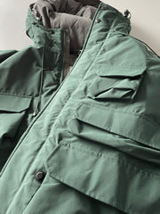 製品画像: 防水ヘビーボア付きアウトドアジャケットの正面画像、防寒性と多機能ポケットが特徴。
詳細画像: 多ポケットと防水素材のディテール画像、アウトドアでの利便性と耐久性を強調。