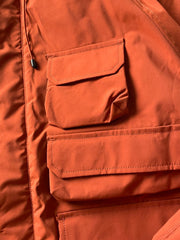 製品画像: 防水ヘビーボア付きアウトドアジャケットの正面画像、防寒性と多機能ポケットが特徴。
詳細画像: 多ポケットと防水素材のディテール画像、アウトドアでの利便性と耐久性を強調。