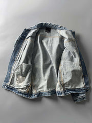 製品画像: ジャパンテイストのハンドメイドヴィンテージデニムジャケットの全体画像、クラシックで独特な風合いが際立つ。
詳細画像: デニムジャケットの手作業による擦れ加工とダメージウォッシュディテール、ヴィンテージ感を強調。