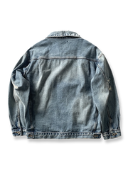 製品画像: ジャパンテイストのハンドメイドヴィンテージデニムジャケットの全体画像、クラシックで独特な風合いが際立つ。
詳細画像: デニムジャケットの手作業による擦れ加工とダメージウォッシュディテール、ヴィンテージ感を強調。