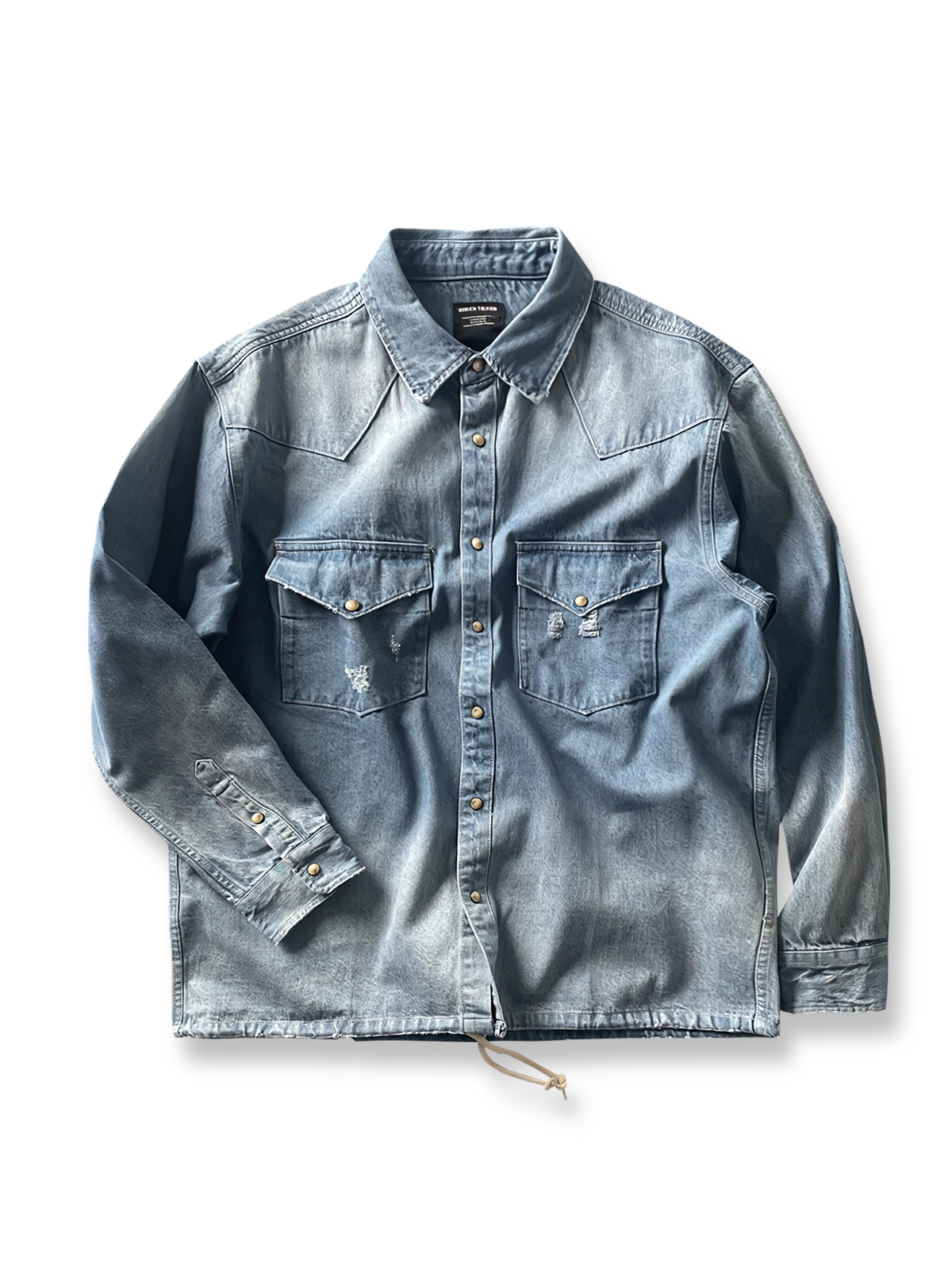 製品画像: 古着風加工の破れ水洗いヴィンテージデニムシャツ正面画像、ヴィンテージ感が際立つ。
詳細画像: ワークポケットと摩耗加工のディテール画像、クラシックな雰囲気を強調。