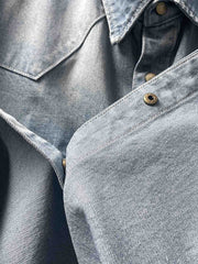 製品画像: 古着風加工の破れ水洗いヴィンテージデニムシャツ正面画像、ヴィンテージ感が際立つ。
詳細画像: ワークポケットと摩耗加工のディテール画像、クラシックな雰囲気を強調。