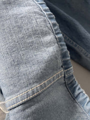 製品画像: 古着風加工の破れ水洗いヴィンテージデニムシャツ正面画像、ヴィンテージ感が際立つ。
詳細画像: ワークポケットと摩耗加工のディテール画像、クラシックな雰囲気を強調。