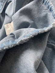 製品画像: 古着風加工の破れ水洗いヴィンテージデニムシャツ正面画像、ヴィンテージ感が際立つ。
詳細画像: ワークポケットと摩耗加工のディテール画像、クラシックな雰囲気を強調。