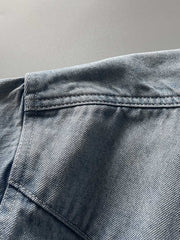 製品画像: 古着風加工の破れ水洗いヴィンテージデニムシャツ正面画像、ヴィンテージ感が際立つ。
詳細画像: ワークポケットと摩耗加工のディテール画像、クラシックな雰囲気を強調。