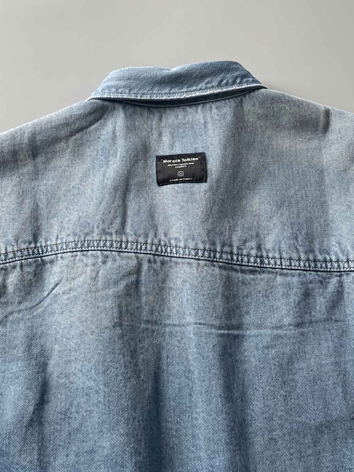 製品画像: 古着風加工の破れ水洗いヴィンテージデニムシャツ正面画像、ヴィンテージ感が際立つ。
詳細画像: ワークポケットと摩耗加工のディテール画像、クラシックな雰囲気を強調。