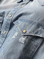 製品画像: 古着風加工の破れ水洗いヴィンテージデニムシャツ正面画像、ヴィンテージ感が際立つ。
詳細画像: ワークポケットと摩耗加工のディテール画像、クラシックな雰囲気を強調。