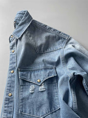 製品画像: 古着風加工の破れ水洗いヴィンテージデニムシャツ正面画像、ヴィンテージ感が際立つ。
詳細画像: ワークポケットと摩耗加工のディテール画像、クラシックな雰囲気を強調。