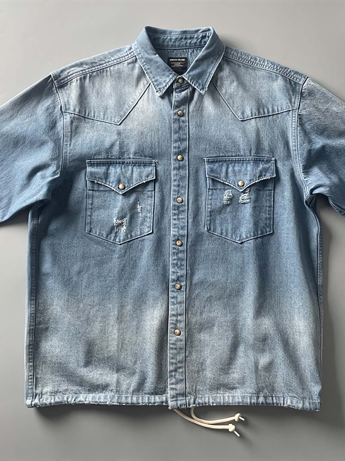 製品画像: 古着風加工の破れ水洗いヴィンテージデニムシャツ正面画像、ヴィンテージ感が際立つ。
詳細画像: ワークポケットと摩耗加工のディテール画像、クラシックな雰囲気を強調。