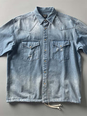 製品画像: 古着風加工の破れ水洗いヴィンテージデニムシャツ正面画像、ヴィンテージ感が際立つ。
詳細画像: ワークポケットと摩耗加工のディテール画像、クラシックな雰囲気を強調。