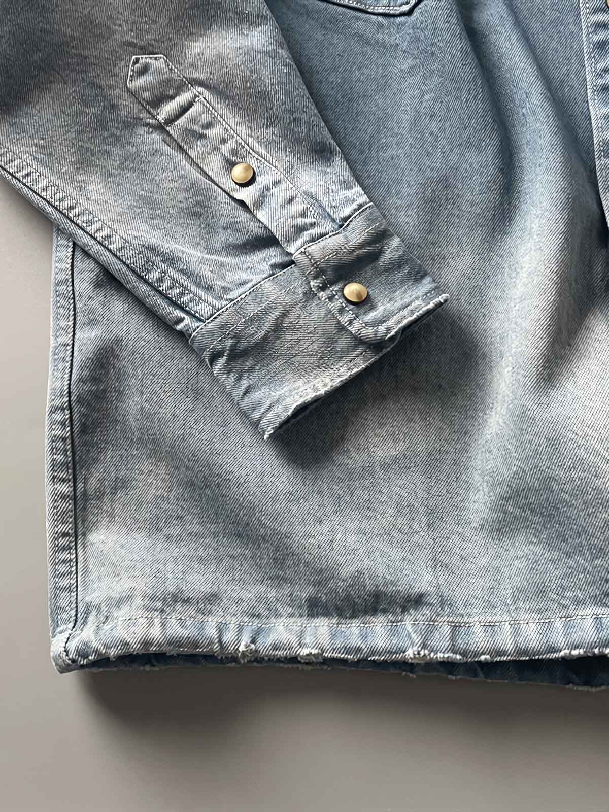 製品画像: 古着風加工の破れ水洗いヴィンテージデニムシャツ正面画像、ヴィンテージ感が際立つ。
詳細画像: ワークポケットと摩耗加工のディテール画像、クラシックな雰囲気を強調。