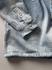 製品画像: 古着風加工の破れ水洗いヴィンテージデニムシャツ正面画像、ヴィンテージ感が際立つ。
詳細画像: ワークポケットと摩耗加工のディテール画像、クラシックな雰囲気を強調。