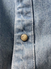 製品画像: 古着風加工の破れ水洗いヴィンテージデニムシャツ正面画像、ヴィンテージ感が際立つ。
詳細画像: ワークポケットと摩耗加工のディテール画像、クラシックな雰囲気を強調。