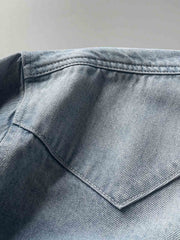 製品画像: 古着風加工の破れ水洗いヴィンテージデニムシャツ正面画像、ヴィンテージ感が際立つ。
詳細画像: ワークポケットと摩耗加工のディテール画像、クラシックな雰囲気を強調。