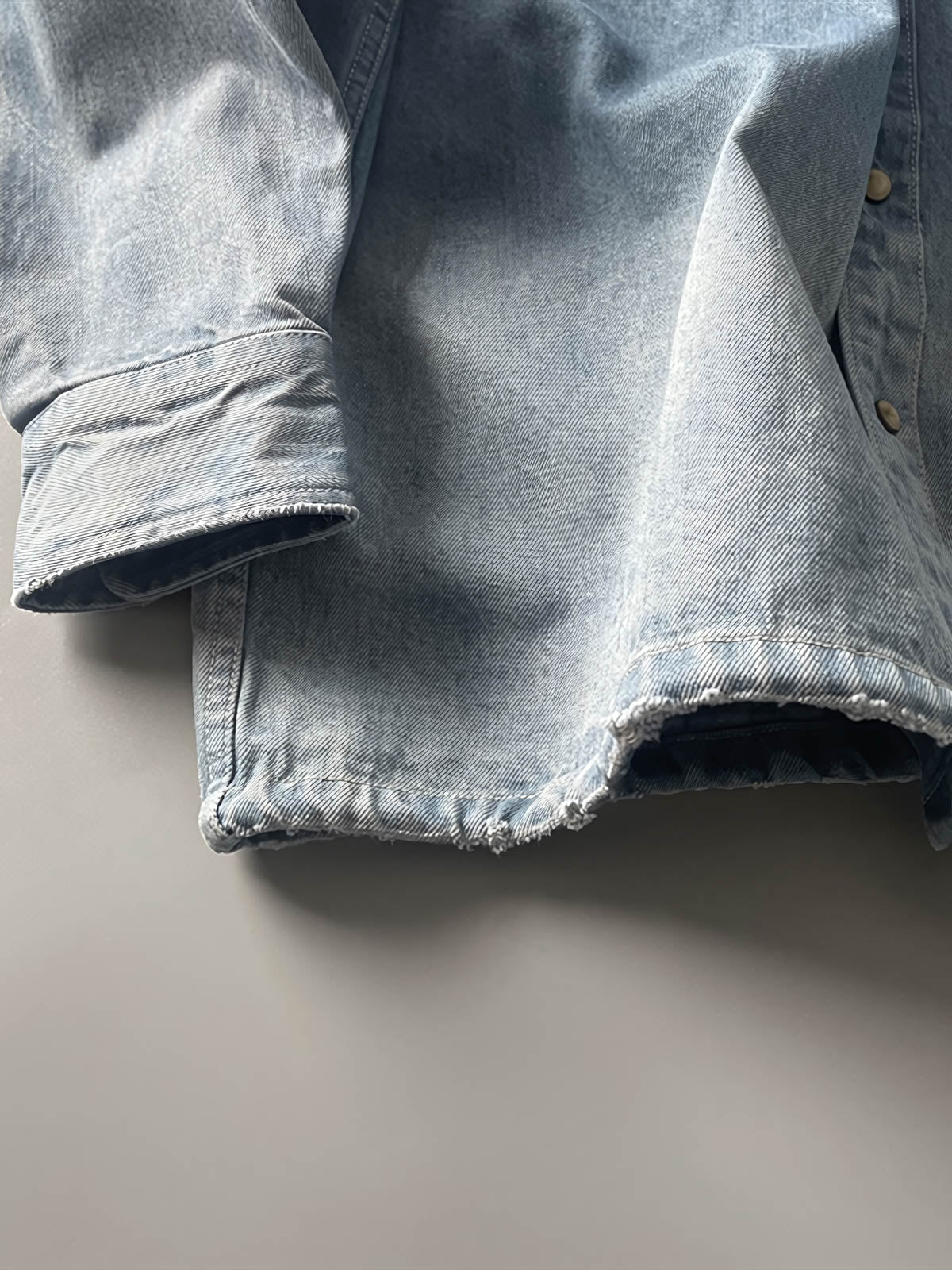製品画像: 古着風加工の破れ水洗いヴィンテージデニムシャツ正面画像、ヴィンテージ感が際立つ。
詳細画像: ワークポケットと摩耗加工のディテール画像、クラシックな雰囲気を強調。