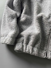 製品画像: ボアフリーススタンドカラージャケットの全体画像、アウトドアやカジュアルスタイルに対応。
詳細画像: 胸元ジッパーポケットのディテール画像、実用性とデザイン性を強調。