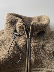 製品画像: ボアフリーススタンドカラージャケットの全体画像、アウトドアやカジュアルスタイルに対応。
詳細画像: 胸元ジッパーポケットのディテール画像、実用性とデザイン性を強調。